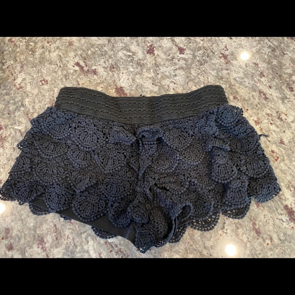 Ruffled black shorts size L